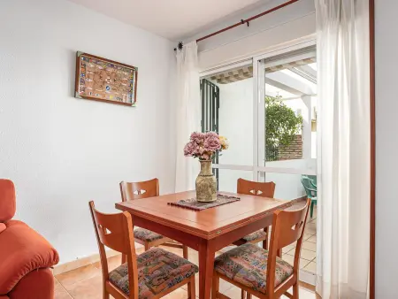 Maison mitoyenne élégante près de la plage avec piscine et parking - Photo 7