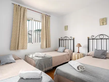 Maison mitoyenne élégante près de la plage avec piscine et parking - Photo 14
