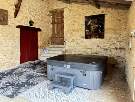 Le Mas dAmour, Rustique maison de campagne avec cour et bainspa - Photo 4