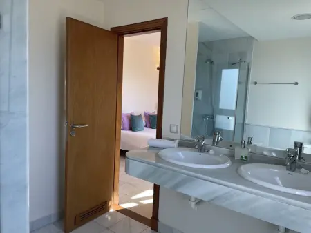 Villa confortable avec piscine commune et parking - Photo 17