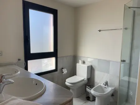 Villa confortable avec piscine commune et parking - Photo 18