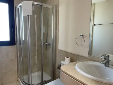 Villa confortable avec piscine commune et parking - Photo 24