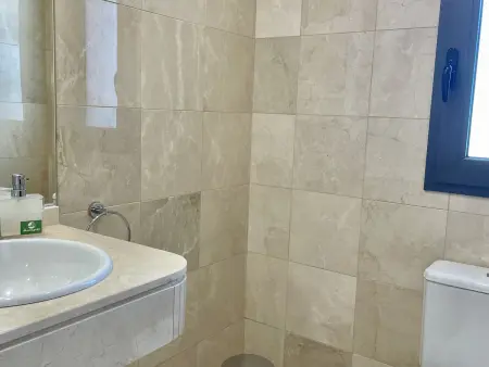 Villa confortable avec piscine commune et parking - Photo 26