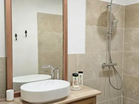 Charmant Gîte 6 Pers avec Piscine Privée et Jardin, Avon-les-Roches - Photo 11
