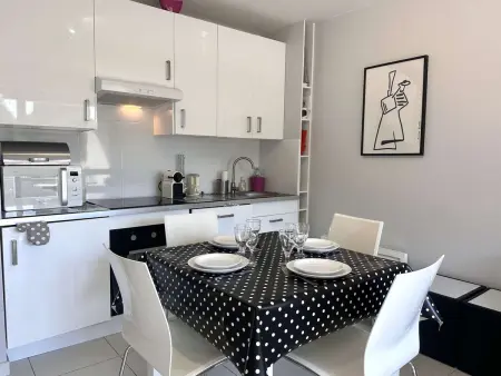 T2 rénové à 100m de la plage avec balcon et parking privé - Photo 1