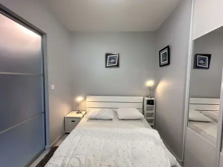 T2 rénové à 100m de la plage avec balcon et parking privé - Photo 4