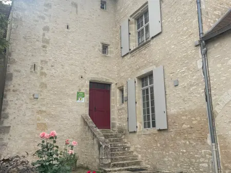Location spacieuse dans ancien prieuré restauré - Photo 1
