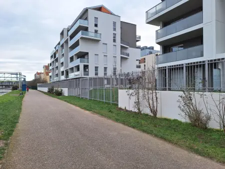 Appartement contemporain 3 chambres avec vue sur canal, parking et internet à Nancy - Photo 26