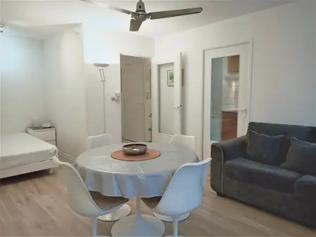 Studio moderne et lumineux avec parking couvert, animaux acceptés - Photo 1