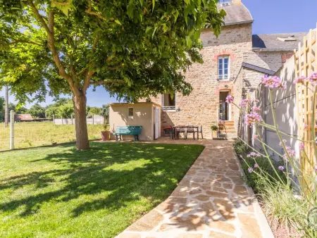 Maison mitoyenne à Pontorson avec jardin clos et 2 chambres - Photo 1