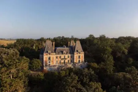 MONBRISON-K1, Séjour au Château- Studio 2P- avec piscine et parc - Photo 18