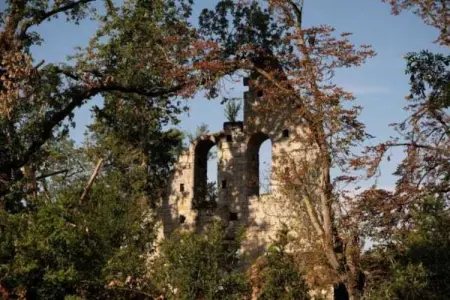 MONBRISON-K1, Séjour au Château- Studio 2P- avec piscine et parc - Photo 35