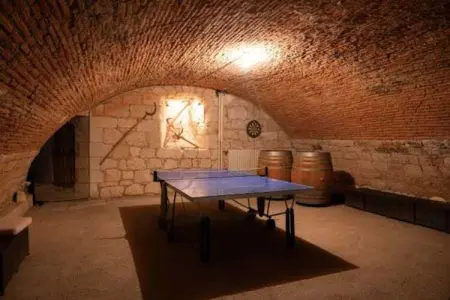 MONBRISON-P, Château Stay – 1BR/4P avec accès piscine et parc - Photo 19