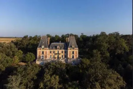 MONBRISON-P, Château Stay – 1BR/4P avec accès piscine et parc - Photo 36