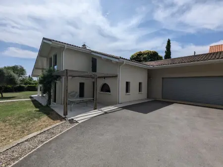 Maison élégante avec piscine privative, jardin clos et animaux admis - Photo 4