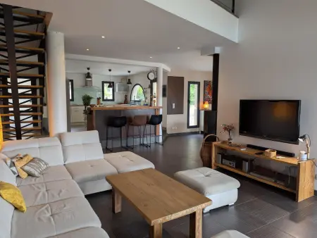 Maison élégante avec piscine privative, jardin clos et animaux admis - Photo 17
