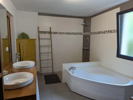 Maison élégante avec piscine privative, jardin clos et animaux admis - Photo 24