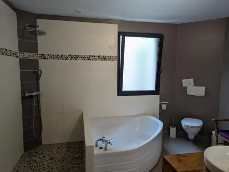 Maison élégante avec piscine privative, jardin clos et animaux admis - Photo 25