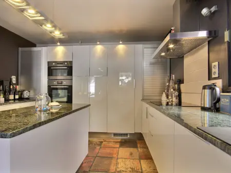 Chalet spacieux avec terrasse et jacuzzi, proche des pistes pour 14 personnes - Photo 4