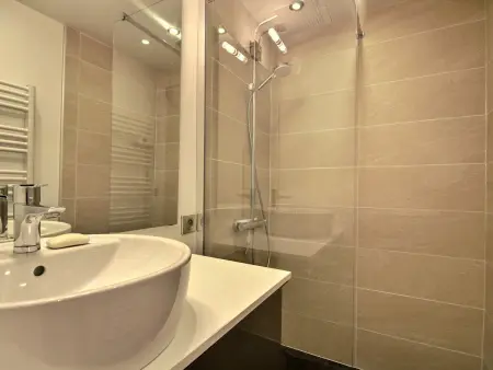 Chalet spacieux avec terrasse et jacuzzi, proche des pistes pour 14 personnes - Photo 15