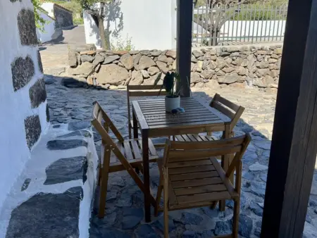 Évasion Rurale : Maison Canarienne avec Piscine et Jardin - Photo 1