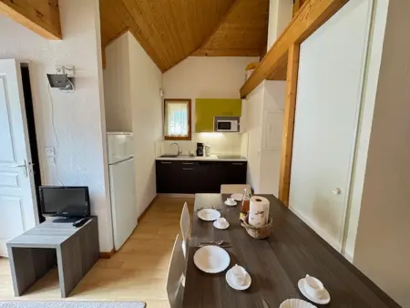 Appartement lumineux proche pistes – 3 pièces, parking, vue montagne - Photo 2