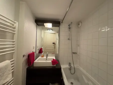 Appartement lumineux proche pistes – 3 pièces, parking, vue montagne - Photo 5