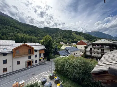 Appartement lumineux proche pistes – 3 pièces, parking, vue montagne - Photo 9