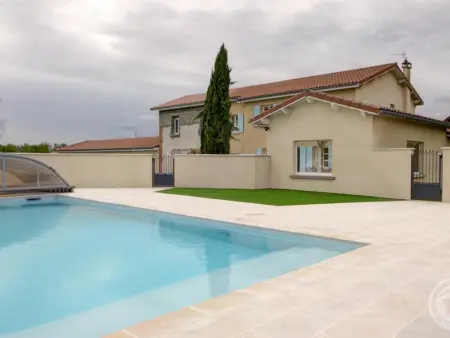Havre de paix à Chalain-le-Comtal avec piscine privée - Photo 1