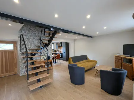 Maison rénovée avec terrasse et balcon à Polignac - Photo 1