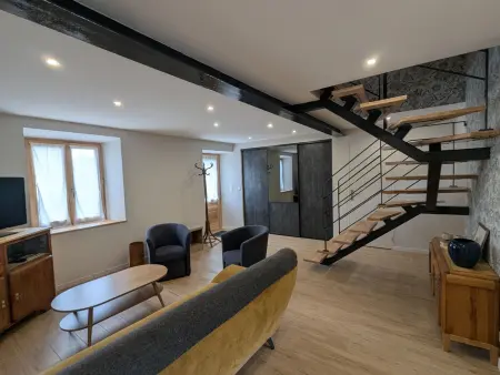 Maison rénovée avec terrasse et balcon à Polignac - Photo 3