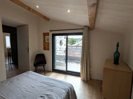 Maison rénovée avec terrasse et balcon à Polignac - Photo 9