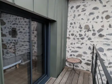 Maison rénovée avec terrasse et balcon à Polignac - Photo 10
