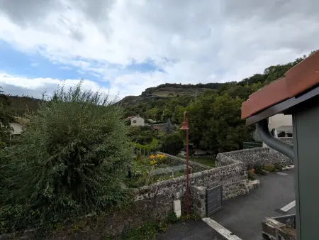 Maison rénovée avec terrasse et balcon à Polignac - Photo 17