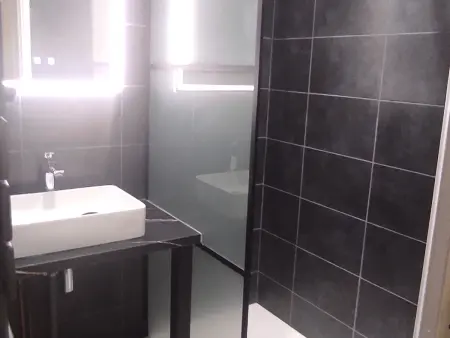 Appartement accueillant pour 6 avec balcon et parking proche des pistes - Photo 9