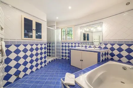 YJ-153-VEYANS, Maison climatisée 4 chambres/10 personnes avec piscine – 40 min de Cannes - Photo 5