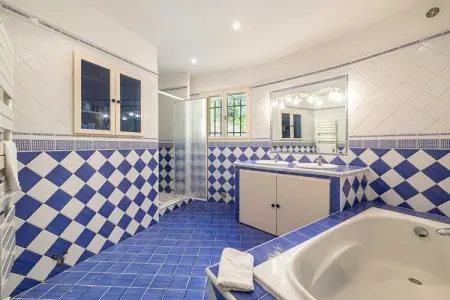 YJ-153-VEYANS, Maison climatisée 4 chambres/10 personnes avec piscine – 40 min de Cannes - Photo 10