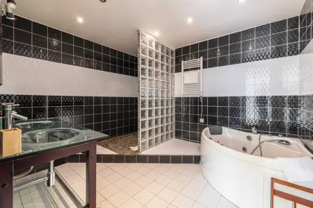 YJ-153-VEYANS, Maison climatisée 4 chambres/10 personnes avec piscine – 40 min de Cannes - Photo 25