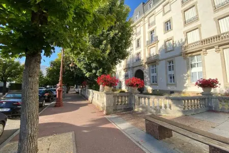 Appartement avec rooftop terrace, Charmant séjour avec toit-terrasse à Vittel. - Photo 15