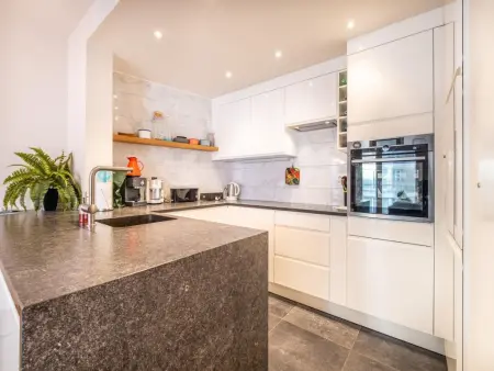 Neva troisième, Appartement rénové avec vue sur la mer - Photo 2