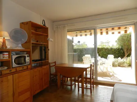 Studio à Bormes-les-Mimosas avec accès plage, terrasse et parking - Photo 12