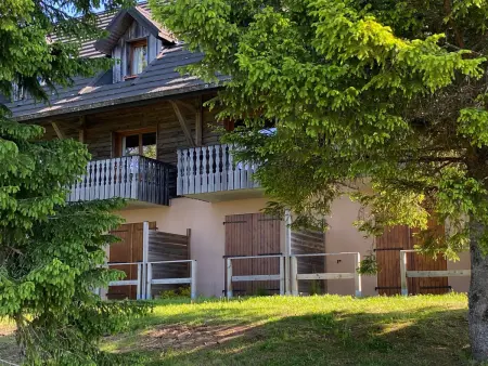 Deux pièces au calme avec piscine à Super-Besse - Photo 1