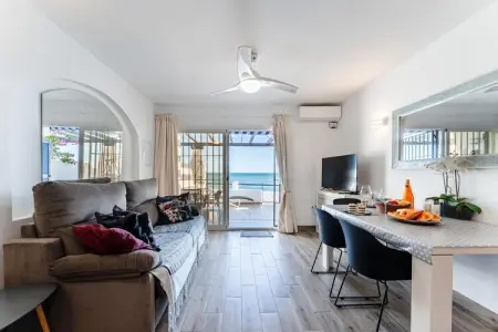 CT 399 - Faro's Beachfront Apartment in Calahonda, Escapade moderne en bord de mer, Calahonda - Photo 1