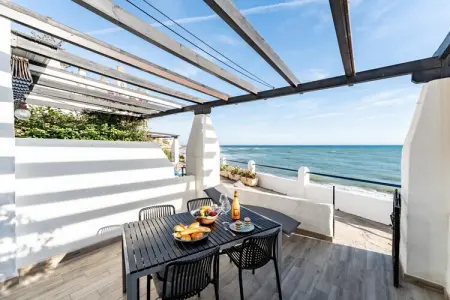 CT 399 - Faro's Beachfront Apartment in Calahonda, Escapade moderne en bord de mer, Calahonda - Photo 4