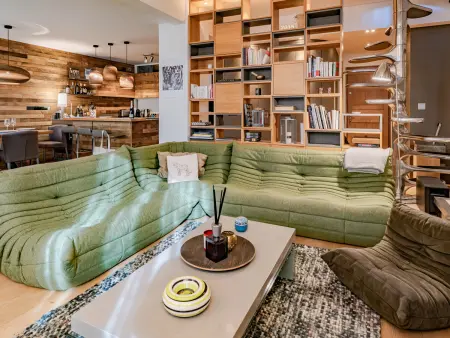 Luxueux Duplex 4 Chambres avec Balcons et Cheminée à Courchevel - Photo 2