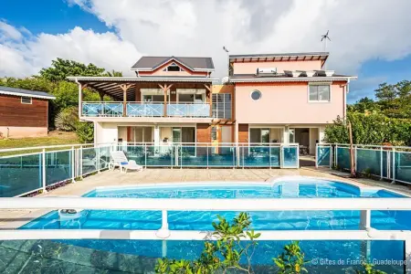 Complexe entier-Résidence-Villa-Salle de Bain amenagée-Vue mer, Villa en Guadeloupe avec piscine extérieure - Photo 8