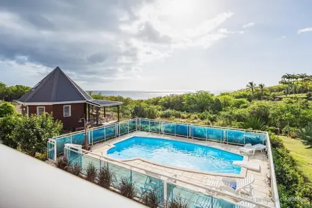 Complexe entier-Résidence-Villa-Salle de Bain amenagée-Vue mer, Villa en Guadeloupe avec piscine extérieure - Photo 9