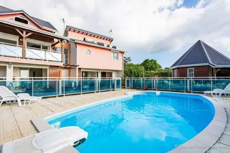 Complexe entier-Résidence-Villa-Salle de Bain amenagée-Vue mer, Villa en Guadeloupe avec piscine extérieure - Photo 12