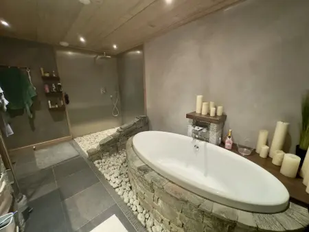 Chalet de Standing 5 Chambres avec Jacuzzi et Parking - Photo 25