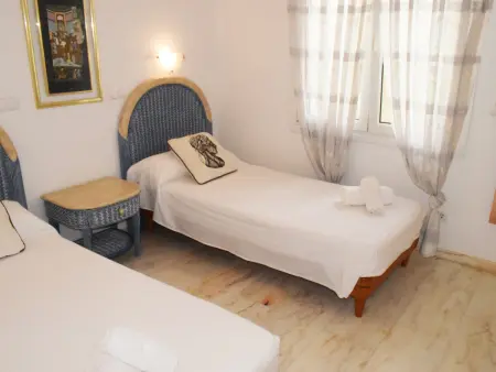 Chalet Luxueux à Oliva Nova Golf avec Jardin et Confort Moderne - Photo 16